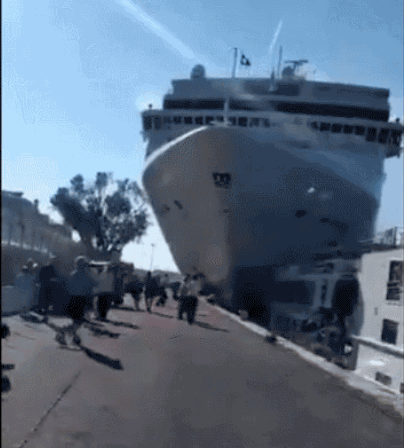 巨型游輪沖向海港 驚悚！ 巨型游輪直接沖向威尼斯海港 人群慌亂躲避失聲大哭