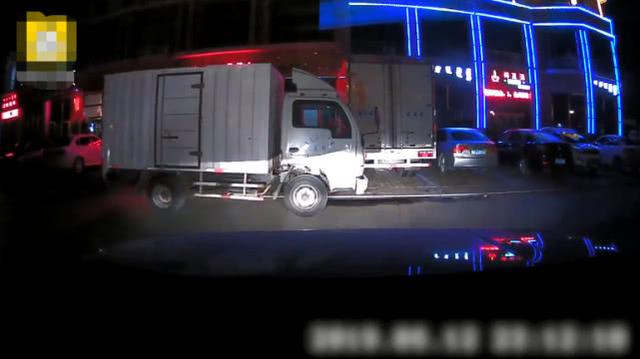 行車(chē)不規(guī)范 妻子起步連撞5車(chē)  丈夫絕望咆哮3連吼