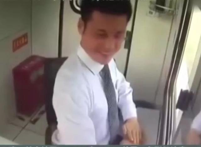 高速收費員假笑走紅 職業微笑背后式生活不易