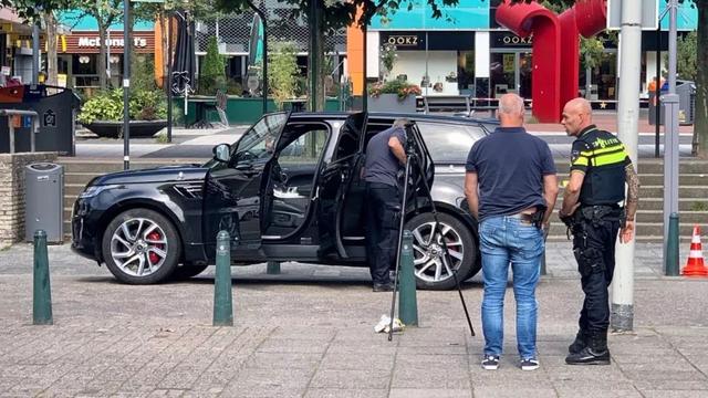 荷蘭突發(fā)槍擊案 槍手乘坐寶馬對路虎越野車射擊數槍