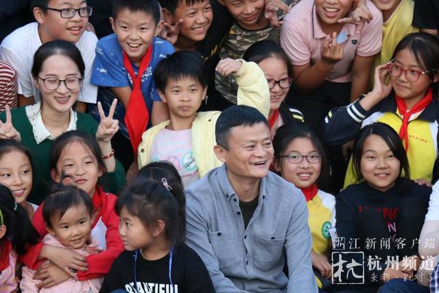 馬云現身寄宿學校 令在場的學生老師驚喜不已