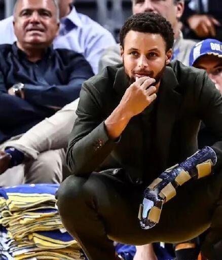 庫里再次接受手術(shù) 移除鋼釘?shù)赡軙毕惣臼Ｓ嗳勘荣? />
</p>
<p>
	庫里在北京時間10月31日對陣太陽比賽第三節(jié)進行到8分31秒時受傷離場，隨后被診斷為左手第二掌骨骨折。庫里在北京時間11月2日接受了首次左手骨折修復(fù)手術(shù)，當(dāng)時預(yù)計將缺席3個月。
</p>
<p>
	此前庫里在做客《NBC體育》的一檔節(jié)目時談到了受傷之后每一個階段的內(nèi)心變化，庫里表示，在當(dāng)時受傷之后，第一個階段就是很難接受受傷的現(xiàn)實;而后，在接受診斷的過程中，身旁沒有人告訴自己傷情，自己卻是逗笑了身旁的人，想要讓自己分散注意力，在得知骨折之后，當(dāng)時還不了解這意味著什么;當(dāng)開始了解到傷病需要讓自己缺陣至少5周的時間時，自己還覺得可以應(yīng)付，這個時候更多是焦慮;最終，自己得知是第二掌骨骨折，需要接受手術(shù)，并且至少要缺席3-4個月的時間，甚至是5-6個月，這個時候是絕望的;但終究是需要接受現(xiàn)實，<span style=