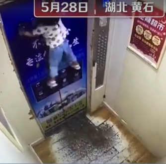 2歲女童因遛娃神器被掛電梯門上 弱小身子被高懸令人揪心

