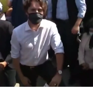 加拿大總理下跪示威抗議美國警察殺害黑人? 特魯多參加反歧視運(yùn)動(dòng)當(dāng)眾跪下?

