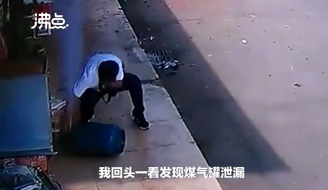 店鋪燃氣噴發男子沖上前關閥門 危急關頭他挺身而出